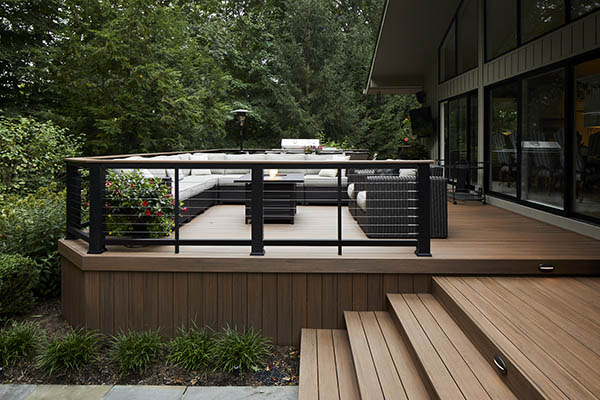 Modern deck railing ideas for an alpine-style railing